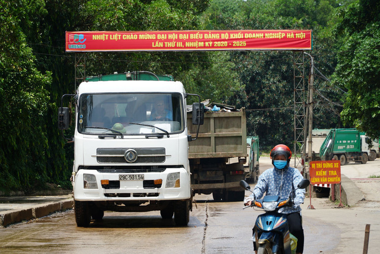 Xe chở rác tấp nập chạy “xuyên màn đêm” sau 4 ngày ùn ứ tại Hà Nội - 2