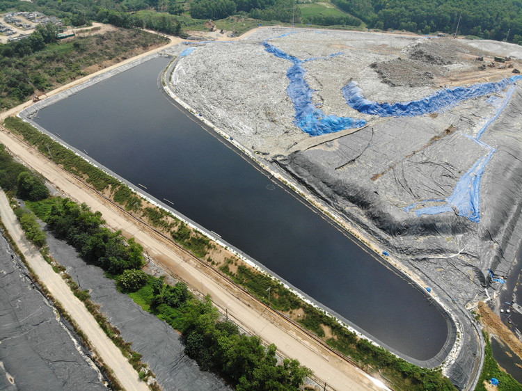 Xe chở rác tấp nập chạy “xuyên màn đêm” sau 4 ngày ùn ứ tại Hà Nội - 7