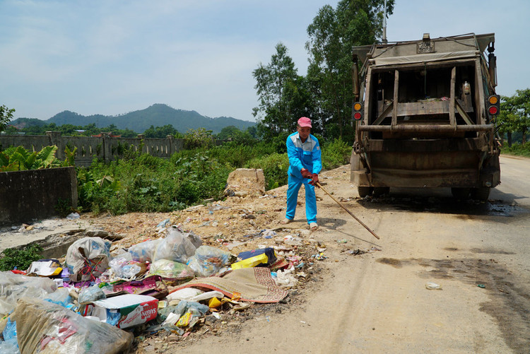 Xe chở rác tấp nập chạy “xuyên màn đêm” sau 4 ngày ùn ứ tại Hà Nội - 3