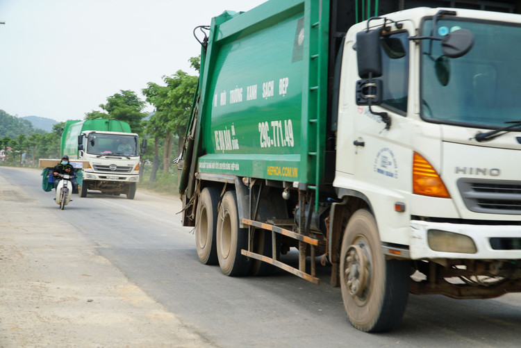 Xe chở rác tấp nập chạy “xuyên màn đêm” sau 4 ngày ùn ứ tại Hà Nội - 5