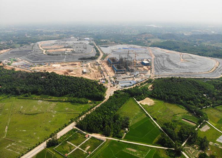 Xe chở rác tấp nập chạy “xuyên màn đêm” sau 4 ngày ùn ứ tại Hà Nội - 10