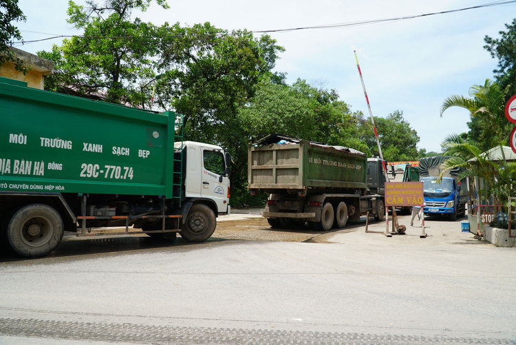 Xe chở rác tấp nập chạy “xuyên màn đêm” sau 4 ngày ùn ứ tại Hà Nội - 1