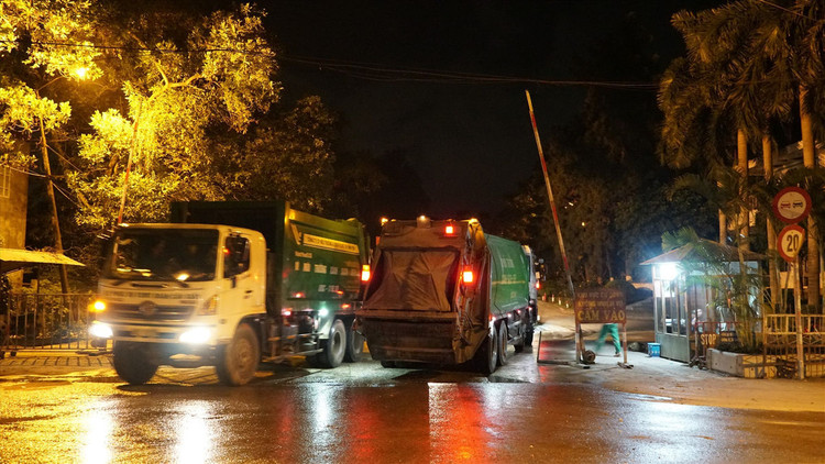 Xe chở rác tấp nập chạy “xuyên màn đêm” sau 4 ngày ùn ứ tại Hà Nội - 8