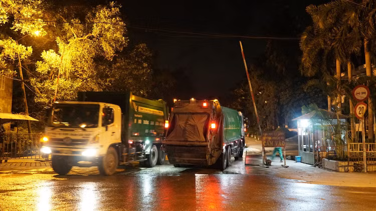 Xe chở rác tấp nập chạy “xuyên màn đêm” sau 4 ngày ùn ứ tại Hà Nội - 8