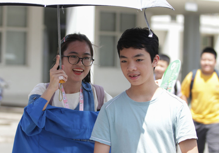 Những hình ảnh rung động lòng người trong kỳ thi vào lớp 10 ở Hà Nội - 5