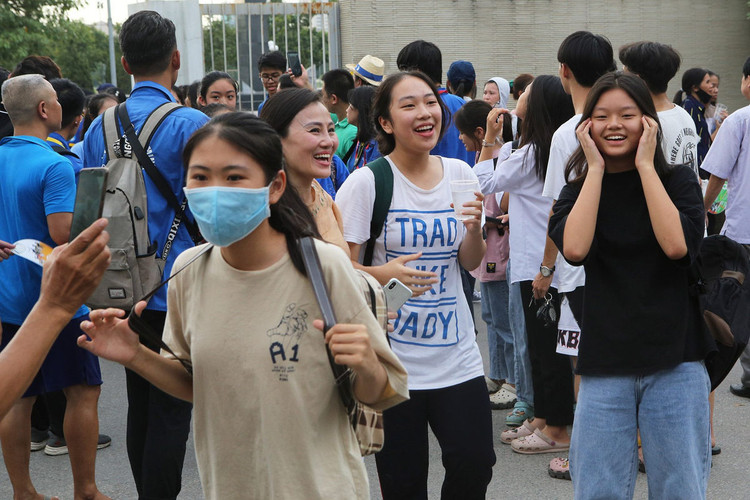 Những hình ảnh rung động lòng người trong kỳ thi vào lớp 10 ở Hà Nội - 3