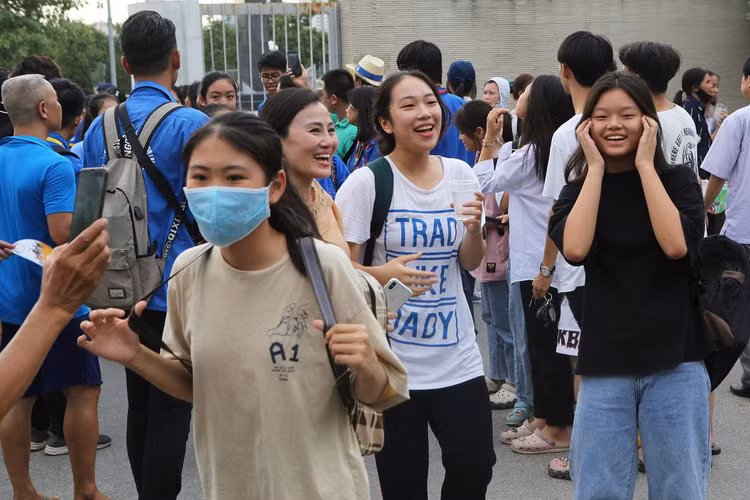 Những hình ảnh rung động lòng người trong kỳ thi vào lớp 10 ở Hà Nội - 3