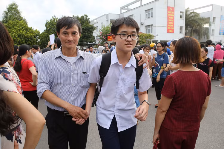 Những hình ảnh rung động lòng người trong kỳ thi vào lớp 10 ở Hà Nội - 2