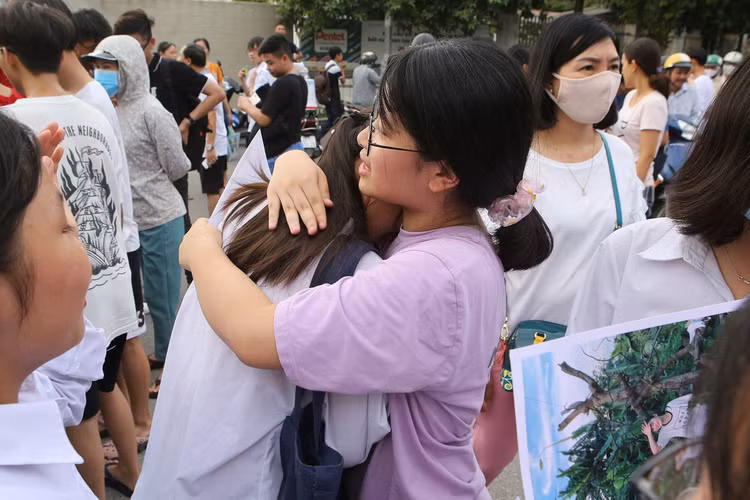 Những hình ảnh rung động lòng người trong kỳ thi vào lớp 10 ở Hà Nội - 1