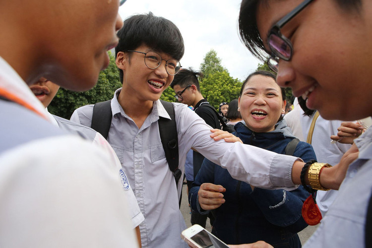 Những hình ảnh rung động lòng người trong kỳ thi vào lớp 10 ở Hà Nội - 4