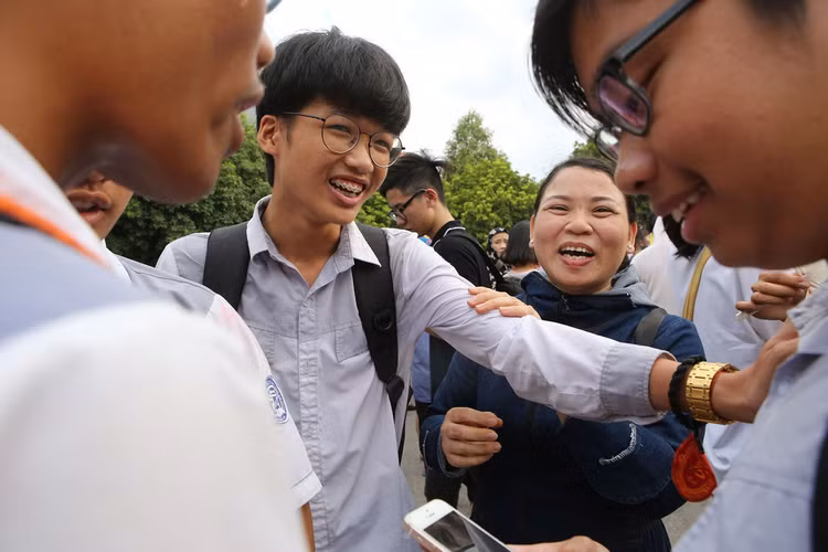 Những hình ảnh rung động lòng người trong kỳ thi vào lớp 10 ở Hà Nội - 4