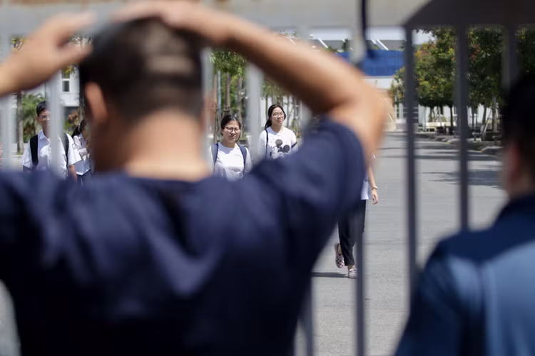 Những hình ảnh rung động lòng người trong kỳ thi vào lớp 10 ở Hà Nội - 9