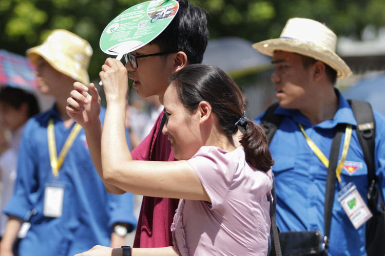 Những hình ảnh rung động lòng người trong kỳ thi vào lớp 10 ở Hà Nội - 11