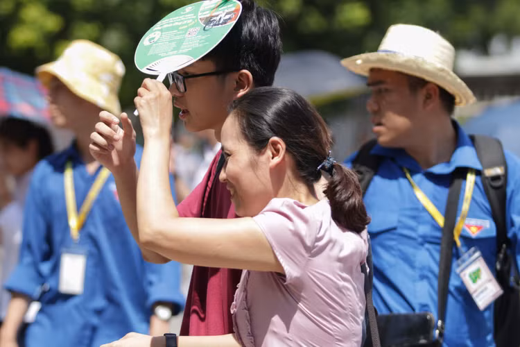 Những hình ảnh rung động lòng người trong kỳ thi vào lớp 10 ở Hà Nội - 11