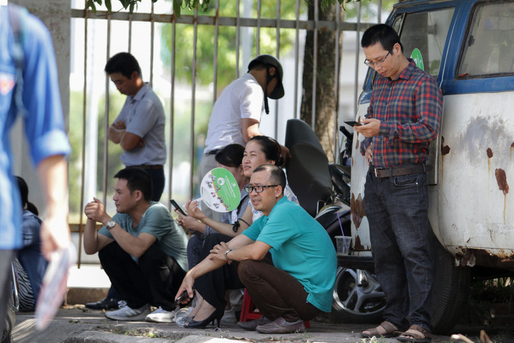 Những hình ảnh rung động lòng người trong kỳ thi vào lớp 10 ở Hà Nội - 8