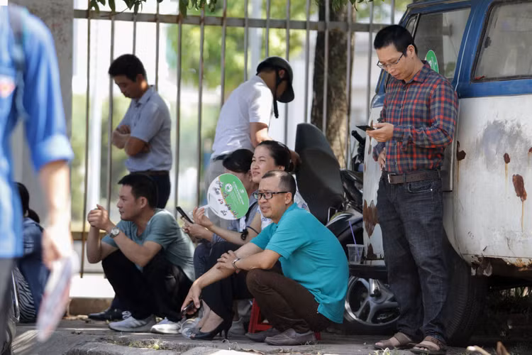 Những hình ảnh rung động lòng người trong kỳ thi vào lớp 10 ở Hà Nội - 8