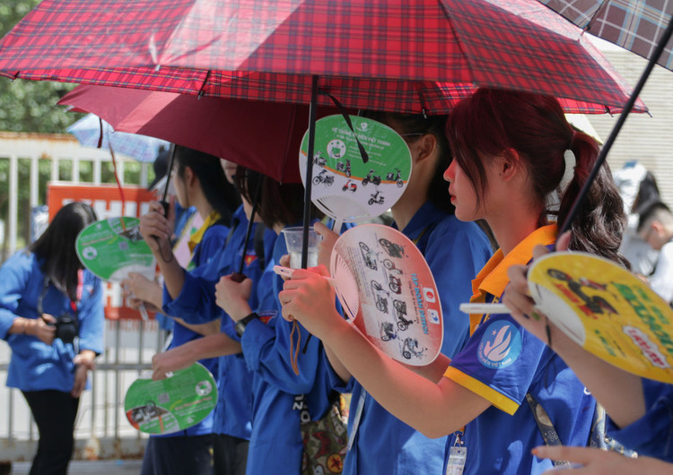 Những hình ảnh rung động lòng người trong kỳ thi vào lớp 10 ở Hà Nội - 7