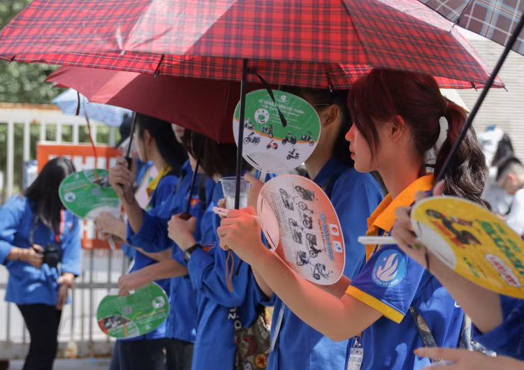 Những hình ảnh rung động lòng người trong kỳ thi vào lớp 10 ở Hà Nội - 7