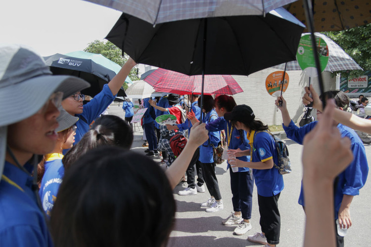 Những hình ảnh rung động lòng người trong kỳ thi vào lớp 10 ở Hà Nội - 6