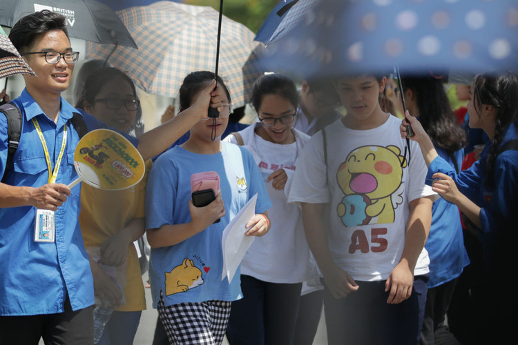 Những hình ảnh rung động lòng người trong kỳ thi vào lớp 10 ở Hà Nội - 12