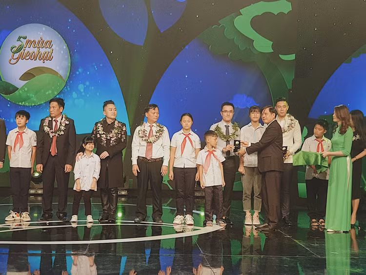 Ông Nguyễn Quang Thái, Giám đốc Phát triển Hoạt động Cộng đồng Vinamilk nhận kỷ niệm chương cho hành trình Vinamilk đồng hành cùng Cặp lá yêu thương.