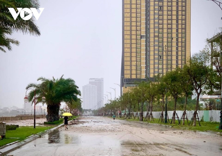 Cập nhật: Bão số 13 cuốn bay mái trường học, "nhổ" bật gốc cây, cuốn trôi nhà dân ảnh 29