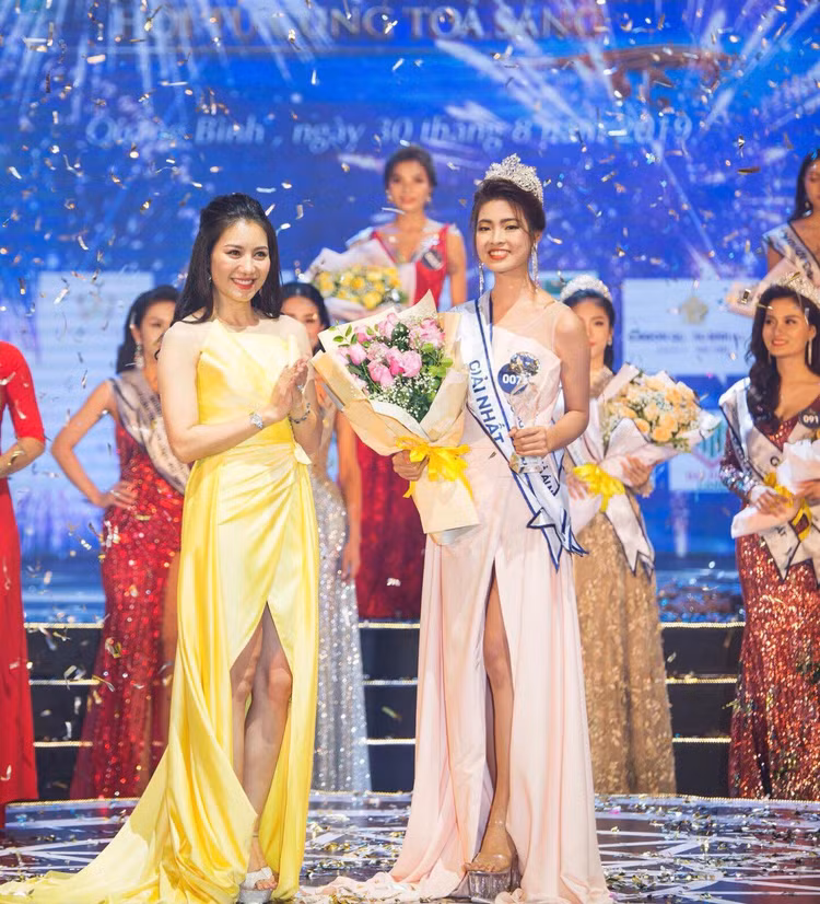 Người đẹp du lịch Quảng Bình bị tước danh hiệu - 1