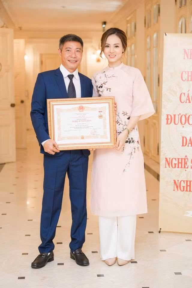 NSND Cong Ly cuoi vo anh 6