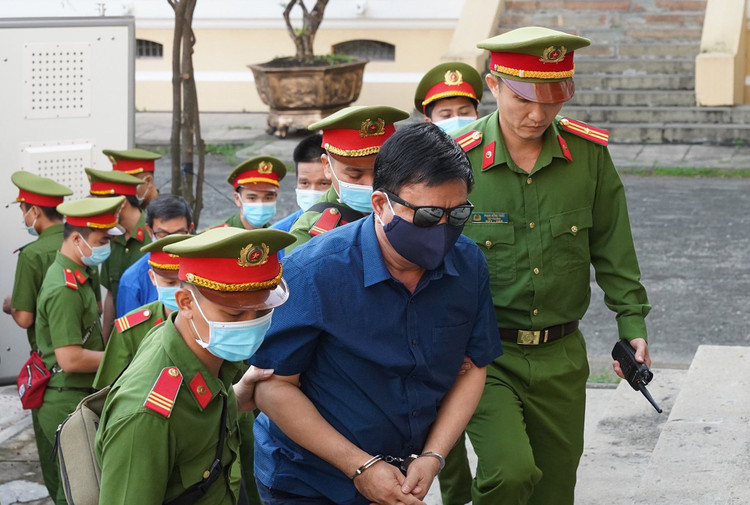 Ông Đinh La Thăng đến phiên tòa sáng 14/12. Ảnh: Phạm Ngôn.