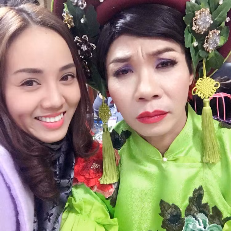 NSND Cong Ly cuoi vo anh 8