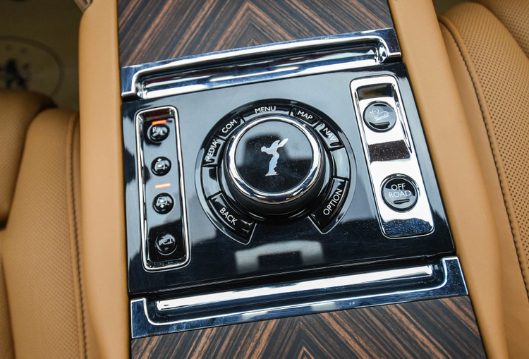 Chi tiet Rolls-Royce Cullinan phien ban 5 cho tai Viet Nam anh 21