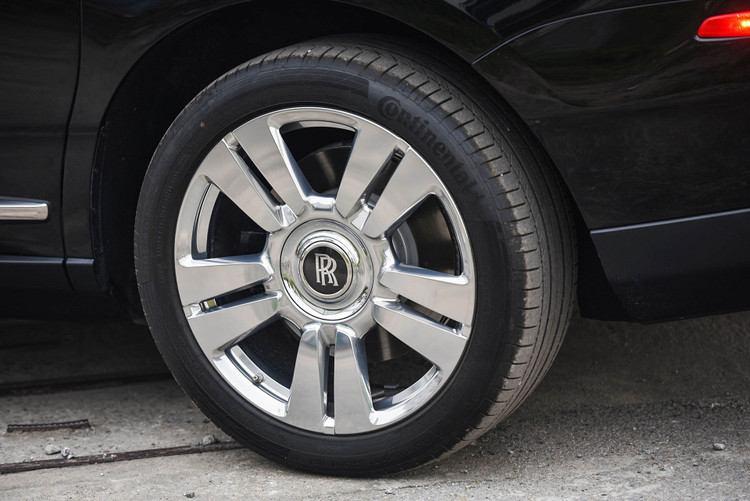 Chi tiet Rolls-Royce Cullinan phien ban 5 cho tai Viet Nam anh 8