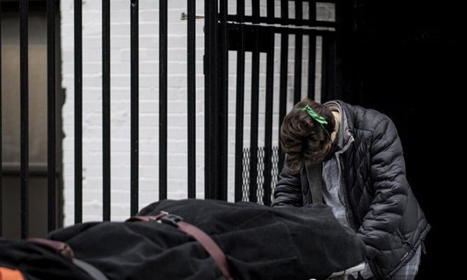 Nhân viên nhà tang lễ di chuyển thi thể bệnh nhân chết vì nCoV vào nhà tang lễ tại khu phố Harlem của thành phố New York hôm 24/4. Ảnh: AFP. 