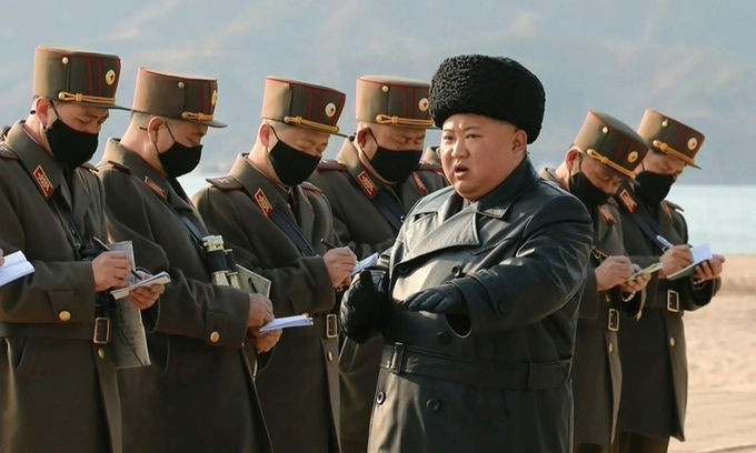 Kim Jong-un giám sát cuộc tập trận tại Triều Tiên ngày 13/3. Ảnh: Reuters.
