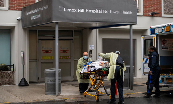 Nhân viên y tế chuyển bệnh nhân Covid-19 tới Bệnh viện&nbsp;Lenox Hill ở&nbsp;Manhattan, New York, hồi tháng 4. Ảnh: NYTimes.