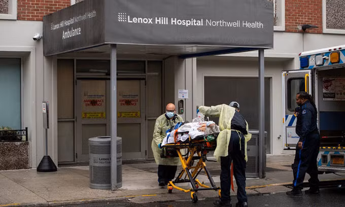 Nhân viên y tế chuyển bệnh nhân Covid-19 tới Bệnh viện&nbsp;Lenox Hill ở&nbsp;Manhattan, New York, hồi tháng 4. Ảnh: NYTimes.