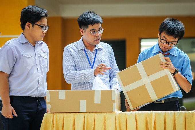 Thí sinh kiểm tra niêm phong đề thi trong kỳ thi tuyển sinh lớp 10 tại TP HCM tháng 6/2019. Ảnh: Quỳnh Trần.