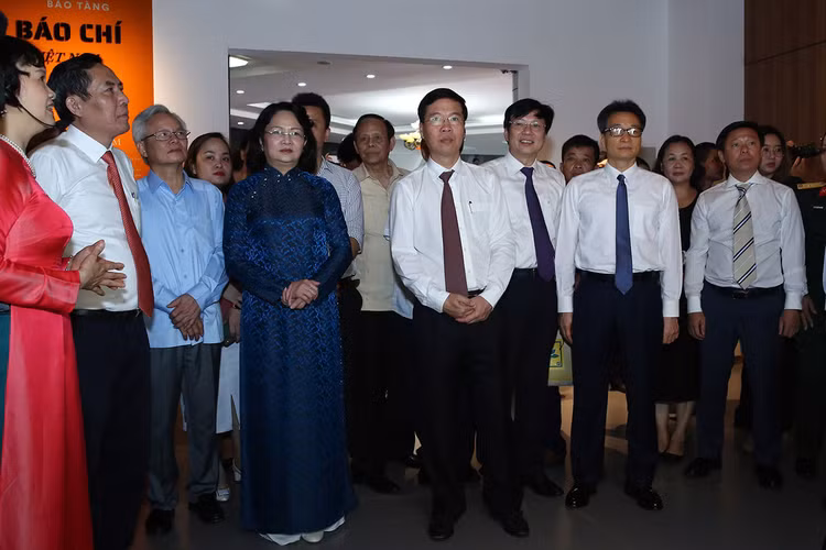 Các đồng chí lãnh đạo Đảng, Nhà nước nghe giới thiệu về các không gian trưng bày của Bảo tàng Báo chí Việt Nam. Ảnh: VGP/Đình Nam