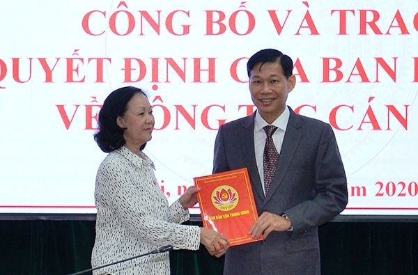 Đồng chí Trương Thị Mai trao quyết định và chúc mừng đồng chí Đỗ Văn Phới. Ảnh TTXVN