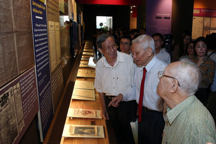 Các nhà báo lão thành ôn lại những kỷ niệm khi tham quan Bảo tàng Báo chí Việt Nam. ẢNh: VGP/Đình Nam