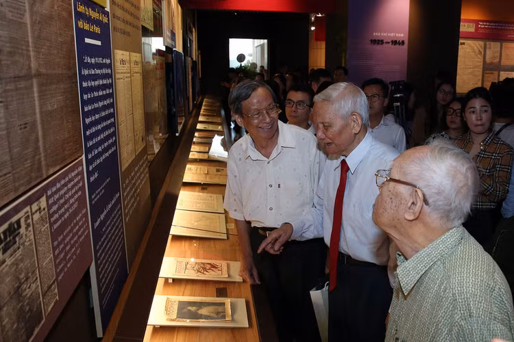 Các nhà báo lão thành ôn lại những kỷ niệm khi tham quan Bảo tàng Báo chí Việt Nam. ẢNh: VGP/Đình Nam
