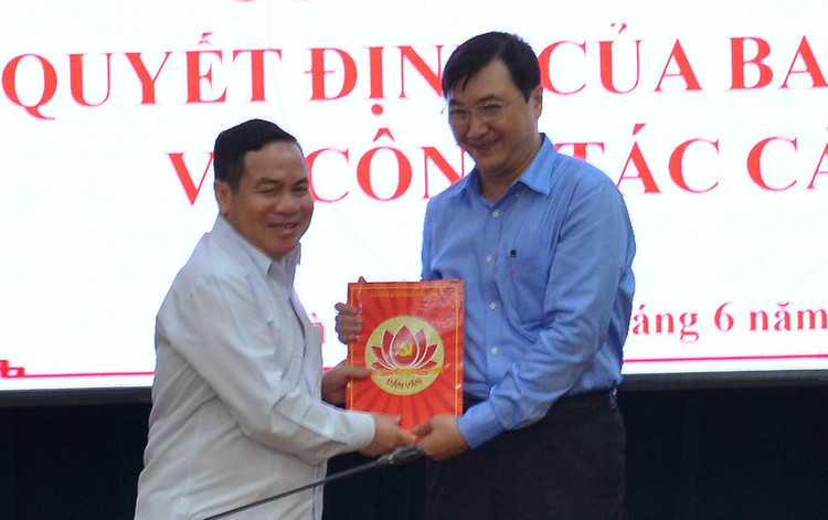 Đồng chí Điểu K' Ré trao quyết định và chúc mừng đồng chí Vũ Anh Tuấn.