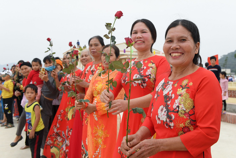 hoa hau Do Thi Ha cay lua anh 3