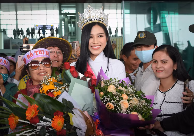 hoa hau Do Thi Ha cay lua anh 4