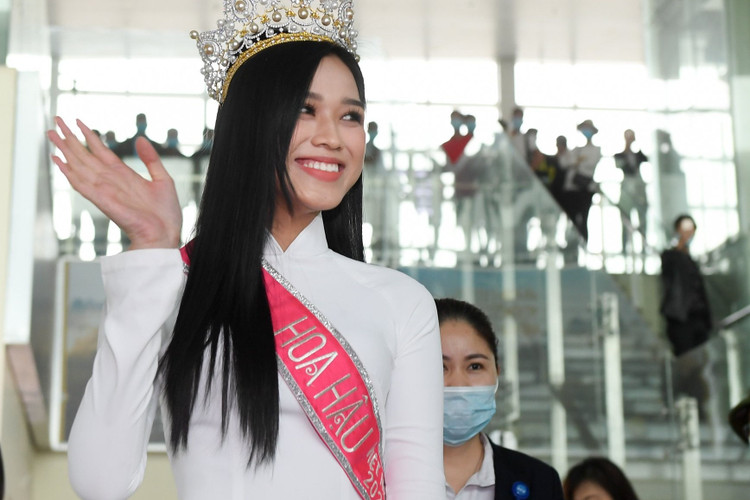 hoa hau Do Thi Ha cay lua anh 1