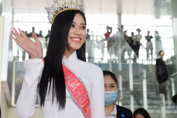 hoa hau Do Thi Ha cay lua anh 1