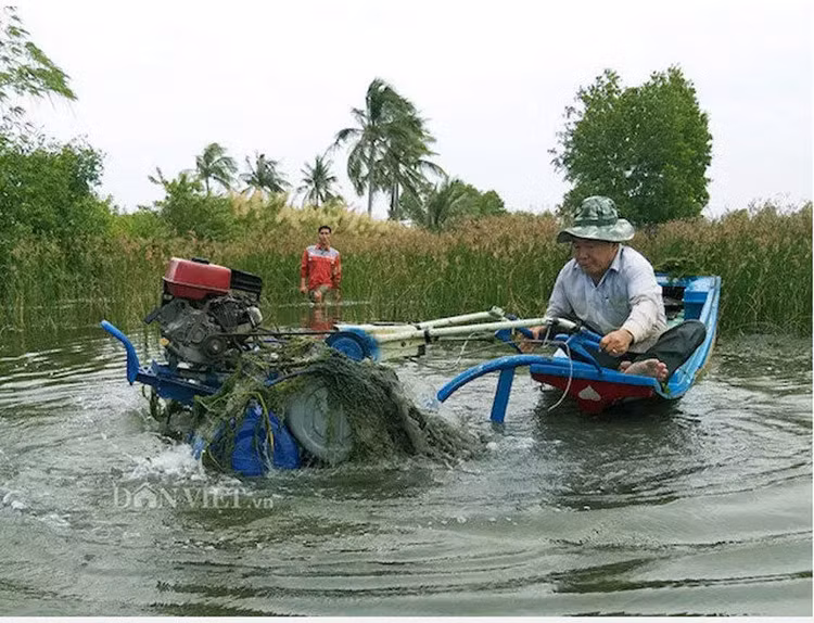 Một ông nông dân sáng chế máy cày siêu nhẹ 'bơi' như cá, hơn hẳn máy Nga, máy Trung Quốc