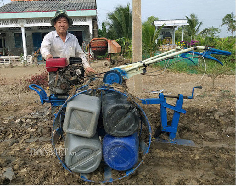 Một ông nông dân sáng chế máy cày siêu nhẹ 'bơi' như cá, hơn hẳn máy Nga, máy Trung Quốc