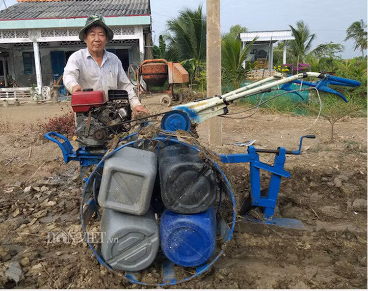 Một ông nông dân sáng chế máy cày siêu nhẹ 'bơi' như cá, hơn hẳn máy Nga, máy Trung Quốc