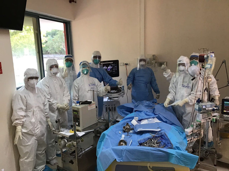 Trận chiến này quá cam go, nhiều nữ điều dưỡng ngất xỉu vì kiệt sức,… nhưng hãy tin vào chúng tôi! - Ảnh 1.